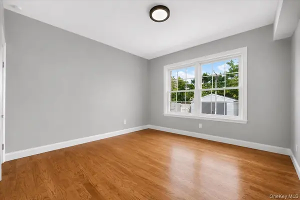 84 Choir LN, Westbury, NY 11590