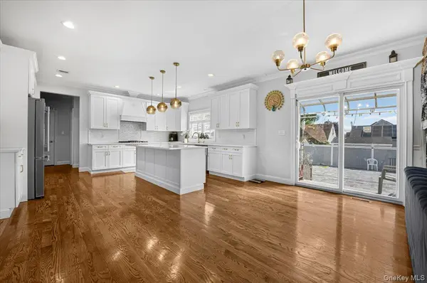 84 Choir LN, Westbury, NY 11590