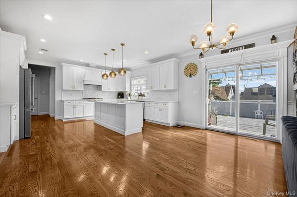 84 Choir LN, Westbury, NY 11590