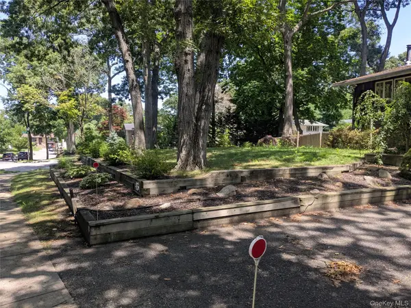 45 Deepdale DR, Commack, NY 11725