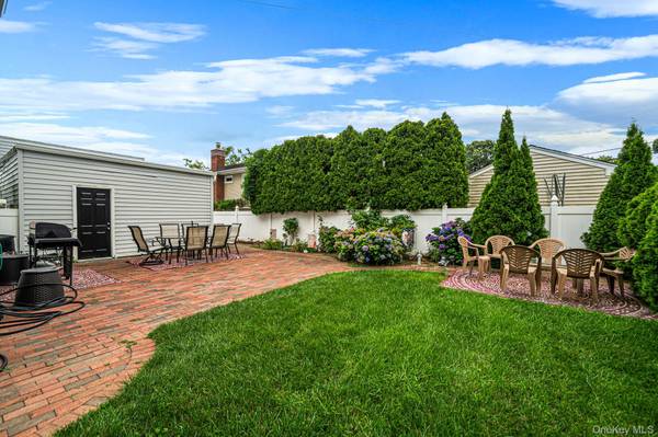 17 Oxford ST, Malverne, NY 11565