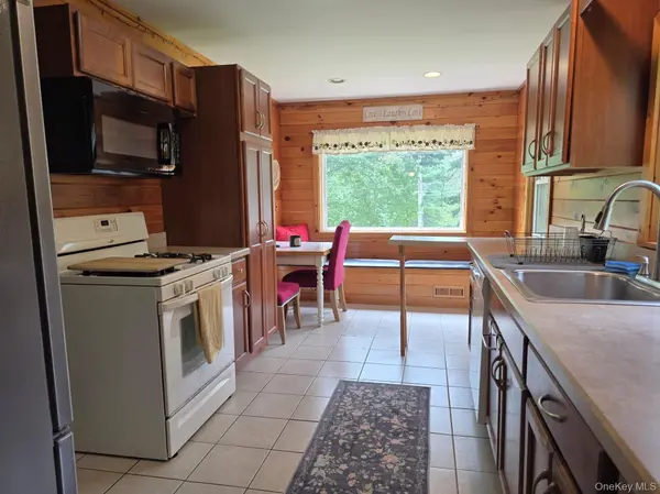 220 Mail RD, Barryville, NY 12719