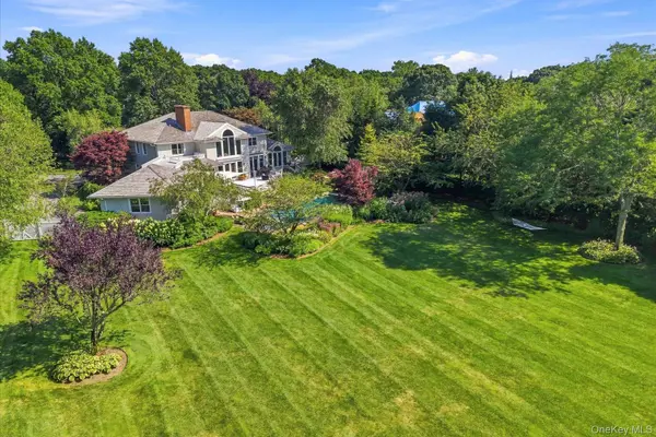 27 Cedar LN, Remsenburg, NY 11960