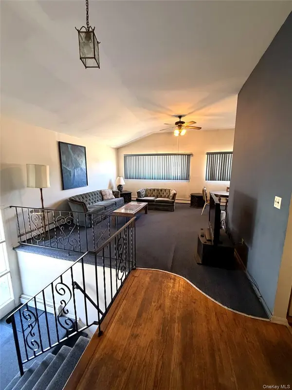 916 PARK AVE, Westbury, NY 11590