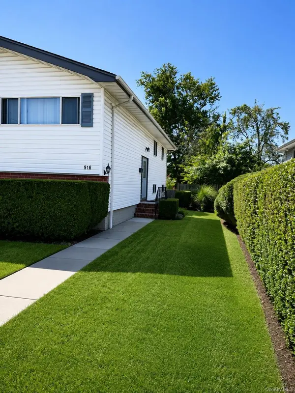 916 PARK AVE, Westbury, NY 11590