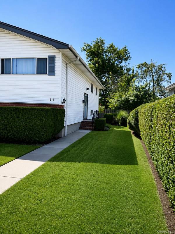 916 PARK AVE, Westbury, NY 11590