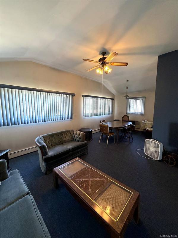 916 PARK AVE, Westbury, NY 11590