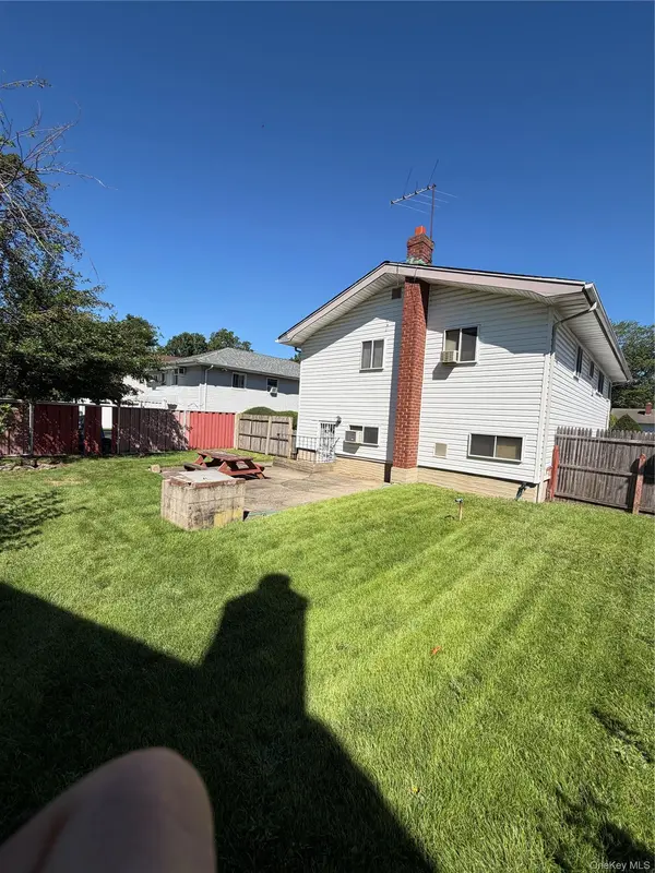 916 PARK AVE, Westbury, NY 11590