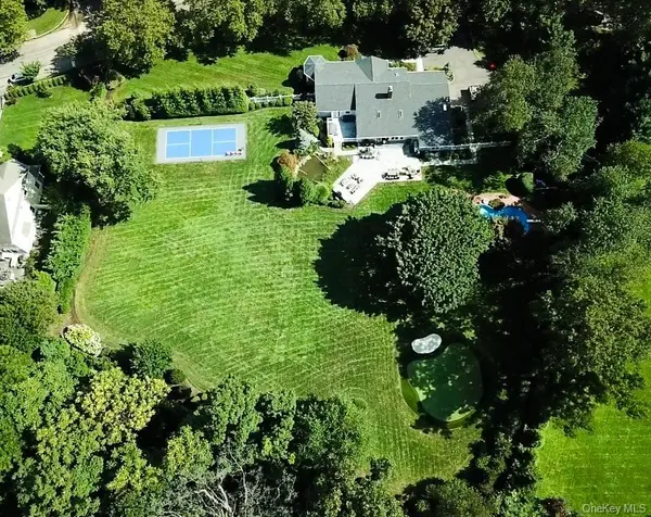 41 Snowball DR, Cold Spring Harbor, NY 11724