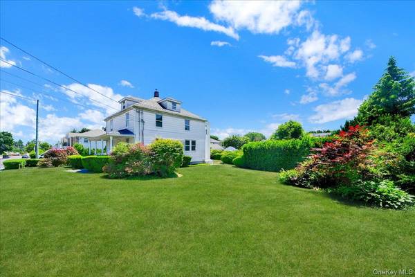 78 Maple ST, Roslyn Heights, NY 11577