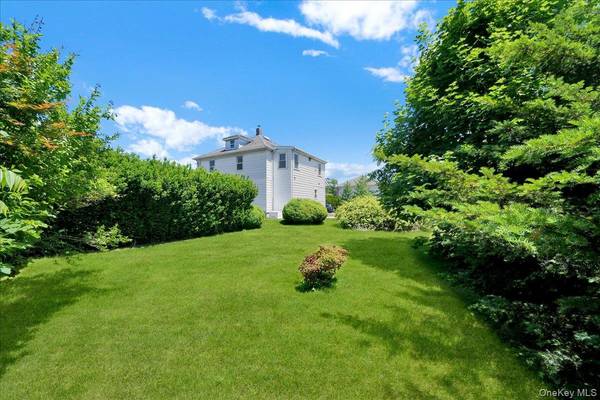 78 Maple ST, Roslyn Heights, NY 11577