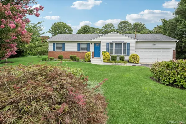 59 Homewood DR, Hampton Bays, NY 11946