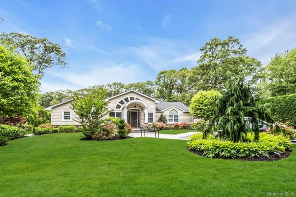 21 Buttonwood DR, Dix Hills, NY 11746