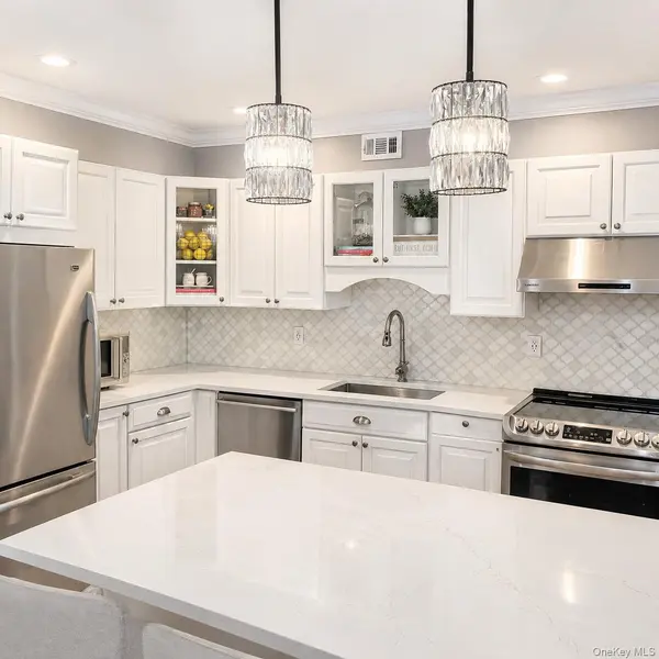 109 Aspen DR, Woodbury, NY 11797