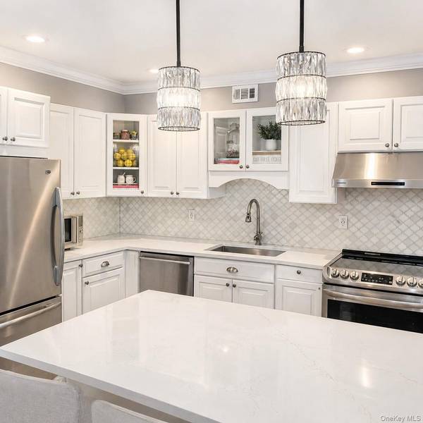109 Aspen DR, Woodbury, NY 11797