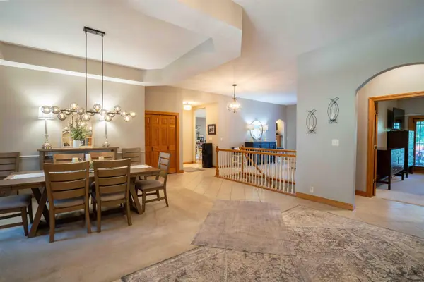 2603 Country Meadow LN, Cedar Falls, IA 50613