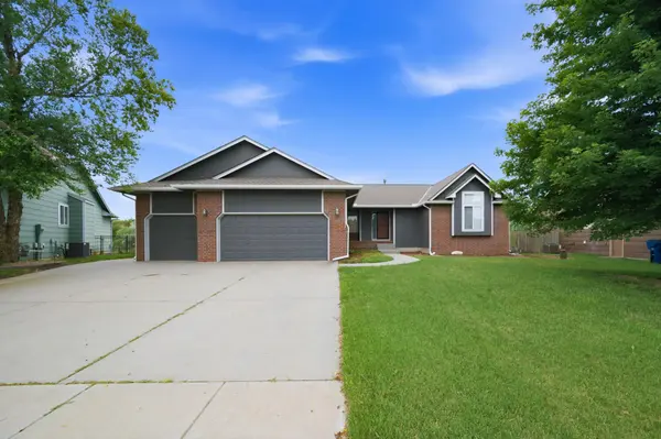 715 E Rolling View Dr, Park City, KS 67147