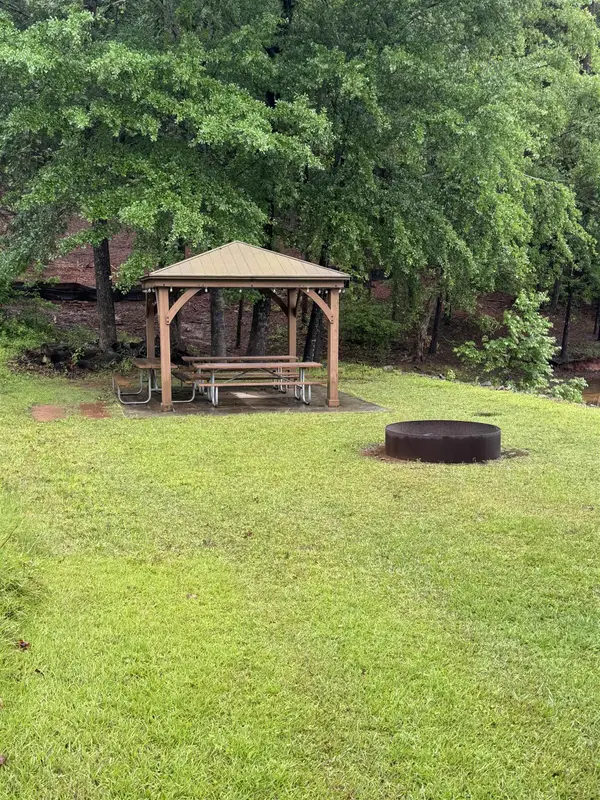121 Getaway LN, West Union, SC 29696