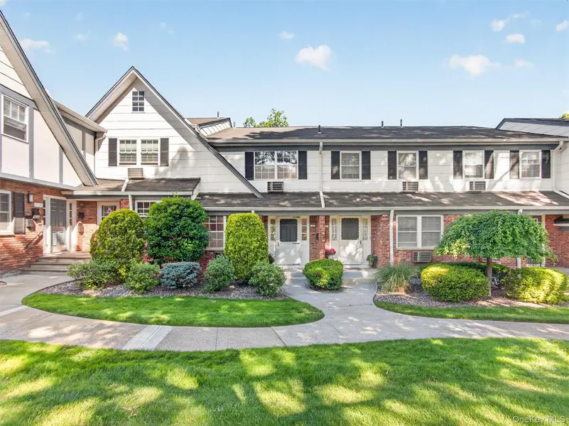 187 Doxbury LN, Suffern, NY 10901
