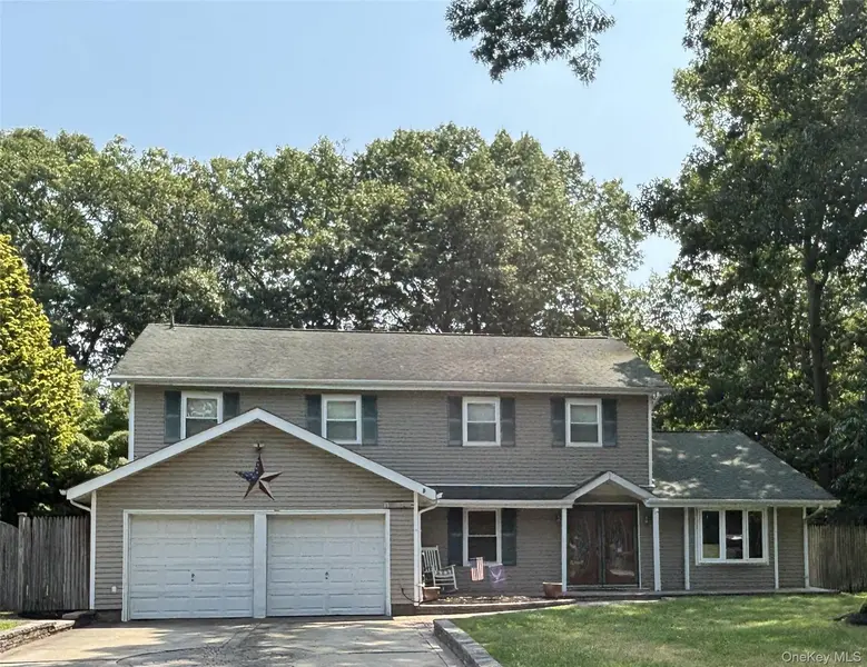 15 Sandy CT, Lake Grove, NY 11755