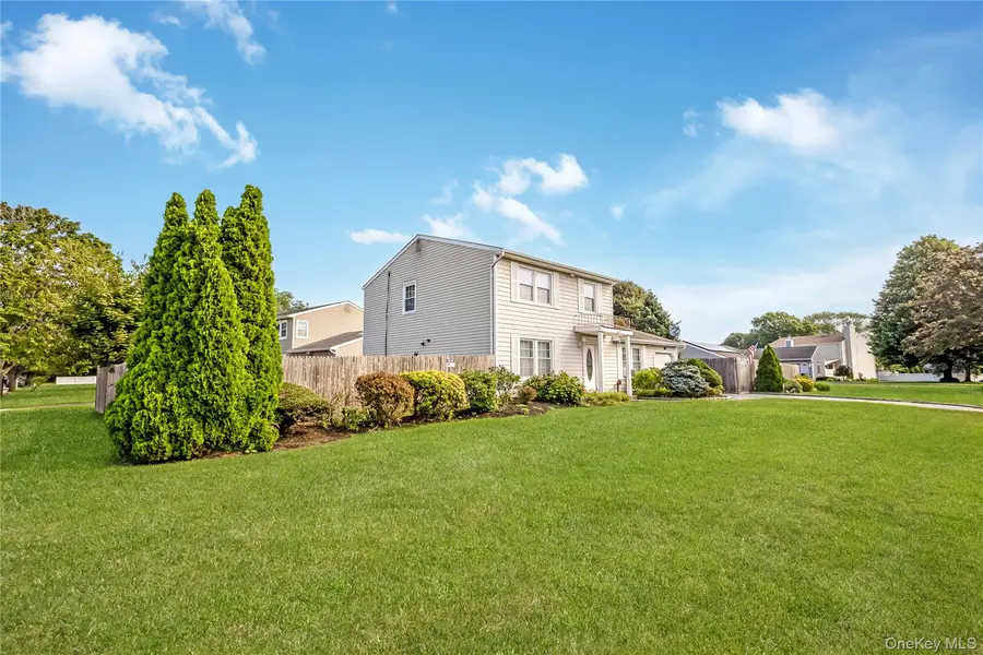11 Shade Tree LN, East Patchogue, NY 11772