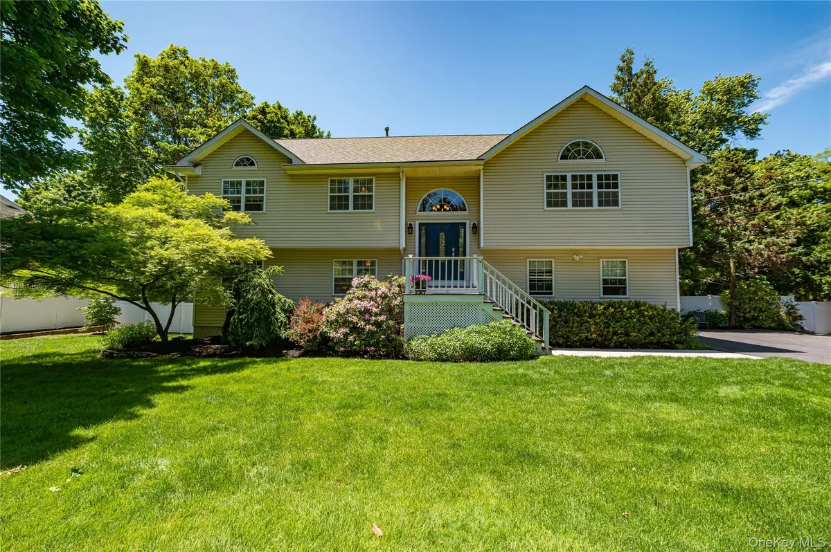 94 Woodhull RD, Huntington, NY 11743