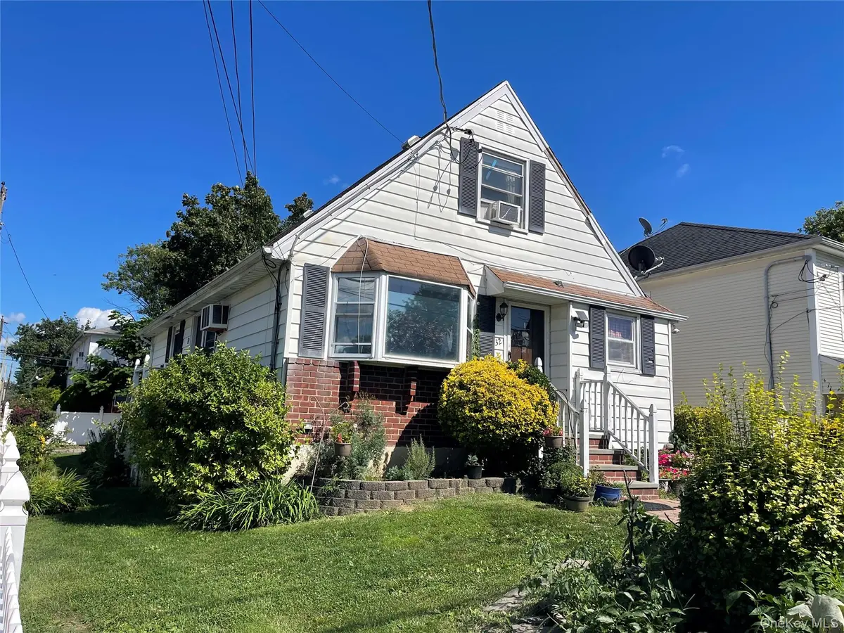 32 Edgewood RD, Port Washington, NY 11050