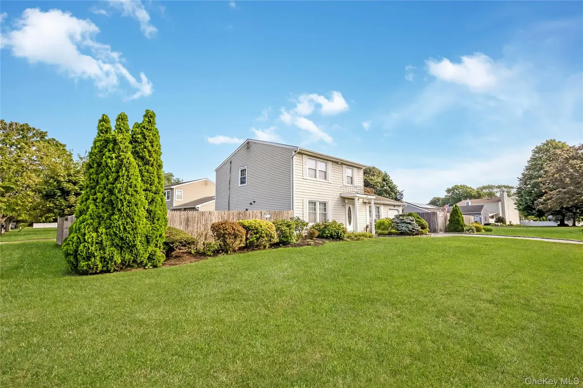 11 Shade Tree LN, East Patchogue, NY 11772