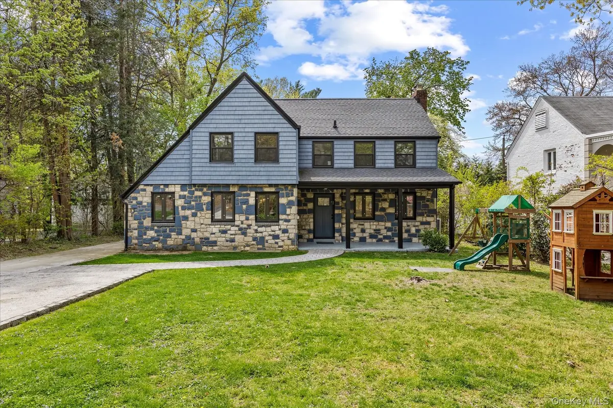 11 Brook LN, Great Neck, NY 11023