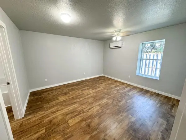 1050 1050 FM 970 #102, Florence, TX 76527