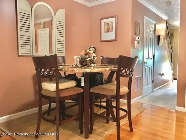 9 Briarwood WAY, Clarks Summit, PA 18411