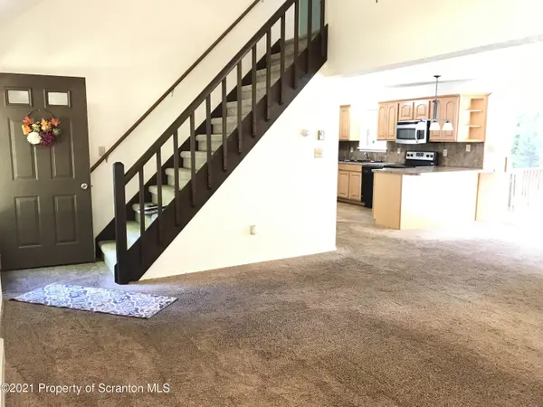 1052 Ponderosa RD, Sterling Twp, PA 18463