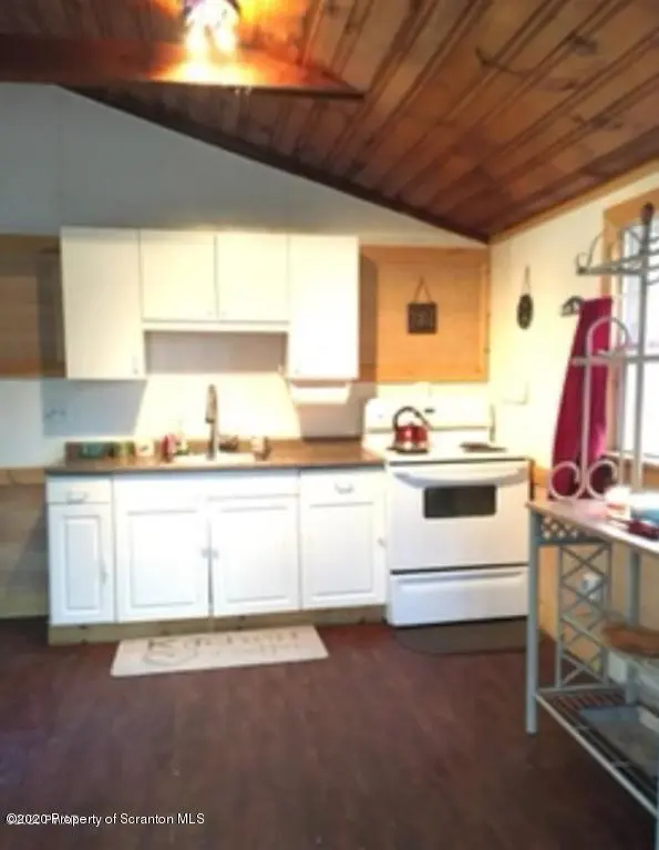 130 Mountain DR, Greentown, PA 18426