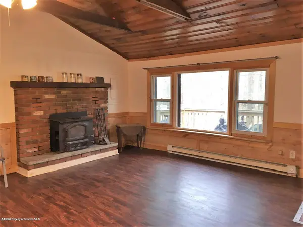 130 Mountain DR, Greentown, PA 18426