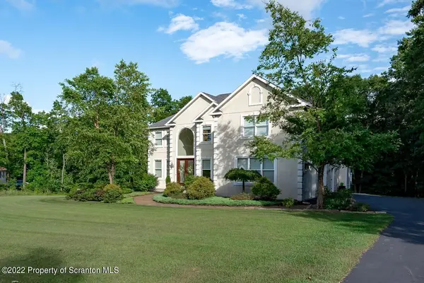 1018 Scenic DR, Clarks Summit, PA 18411