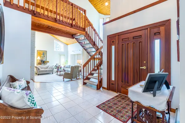 102 Squirrel Run, Clarks Green, PA 18411
