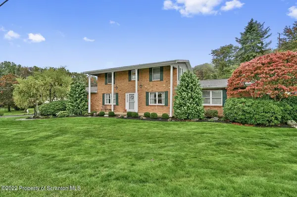 19 Lakeside DR, Clarks Summit, PA 18411