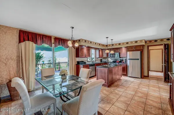 105 Squirrel RUN, Clarks Green, PA 18411
