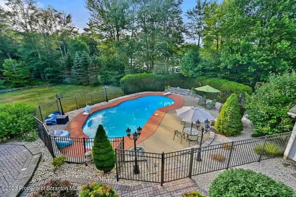 15 Chelsea CT, Covington Twp, PA 18424