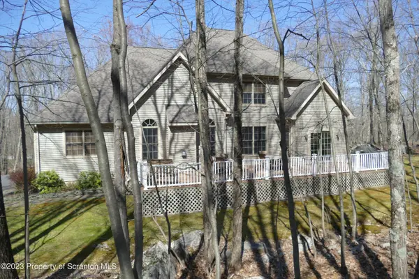 1238 Acacia DR, Hawley, PA 18428