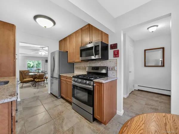 187 Doxbury LN, Suffern, NY 10901