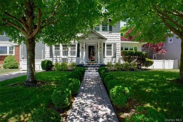 7 Abrams PL, Lynbrook, NY 11563
