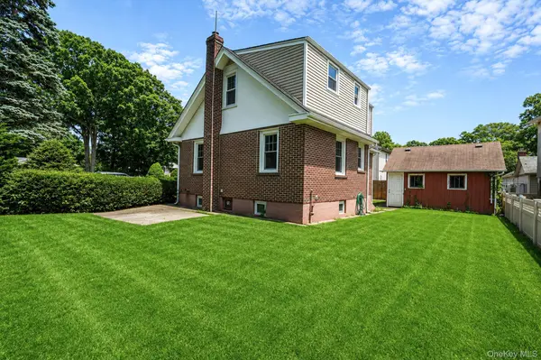 44 Elizabeth AVE, Smithtown, NY 11787