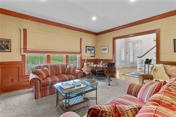 42 Jessup LN, Westhampton Beach, NY 11978
