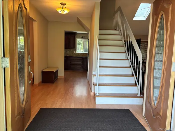 15 Sandy CT, Lake Grove, NY 11755