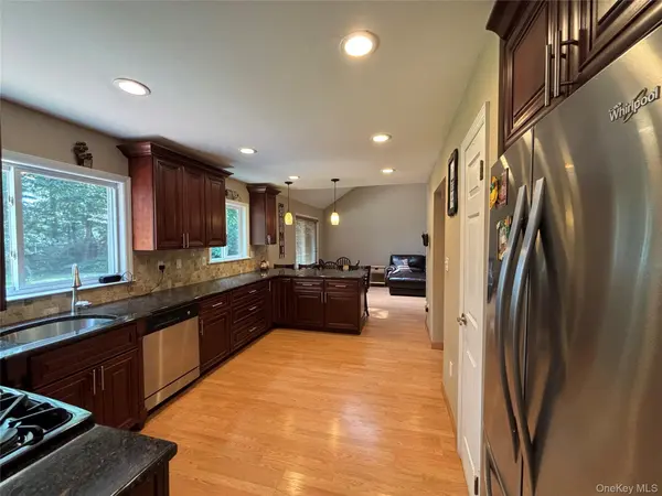 15 Sandy CT, Lake Grove, NY 11755