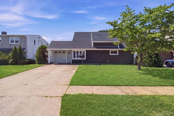 56 Summer LN, Hicksville, NY 11801