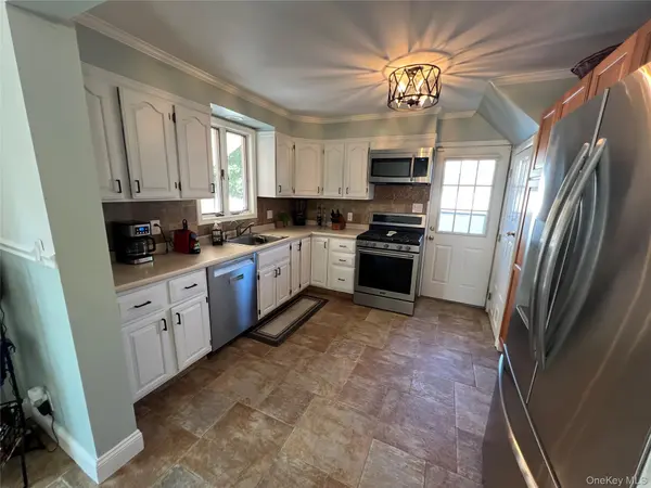 11 Bonaparte PL, Baldwin, NY 11510