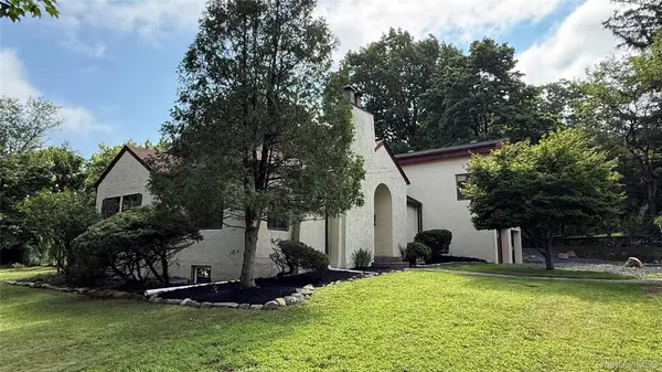 1 Sunset DR, Suffern, NY 10901