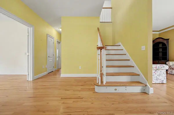 23 Monarch DR, Hopewell Junction, NY 12533